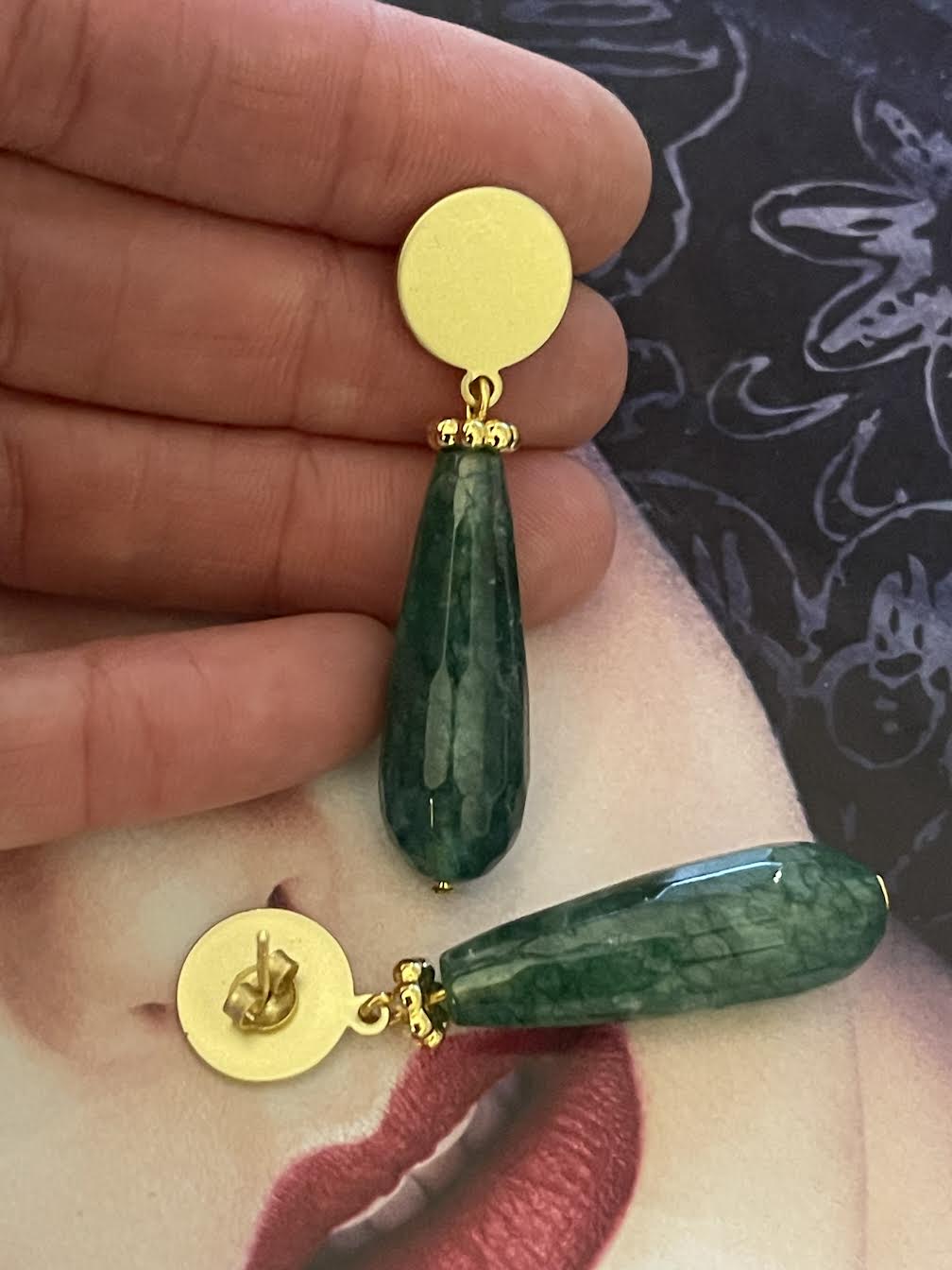 Aros Hippie Chic bañados en oro con maravillosa piedra Agata natural en forma de gota en tonos verdes