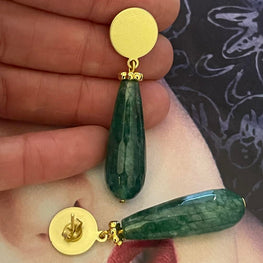 Aros Hippie Chic bañados en oro con maravillosa piedra Agata natural en forma de gota en tonos verdes