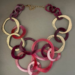 Collar Hippie Chic corto en acrilico con preciosos circulos en tonos fucsias y dorados.