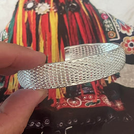 Pulsera Hippie Chic bañada en plata 925 con precioso tejido tipo malla, con apertura lo que la hace utiliozable para todio tipo de muñecas.