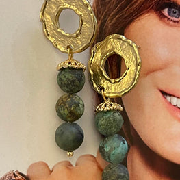 Aros Hippie Chic bañados en oro con preciosas piedras naturales en tonos verdes.