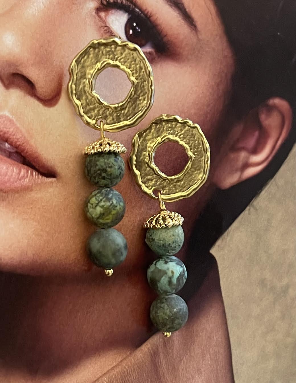 Aros Hippie Chic bañados en oro con preciosas piedras naturales en tonos verdes.