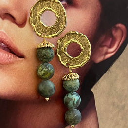 Aros Hippie Chic bañados en oro con preciosas piedras naturales en tonos verdes.