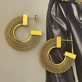 Aros Hippie Chic de acero inoxidable dorado y precioso trenzado.