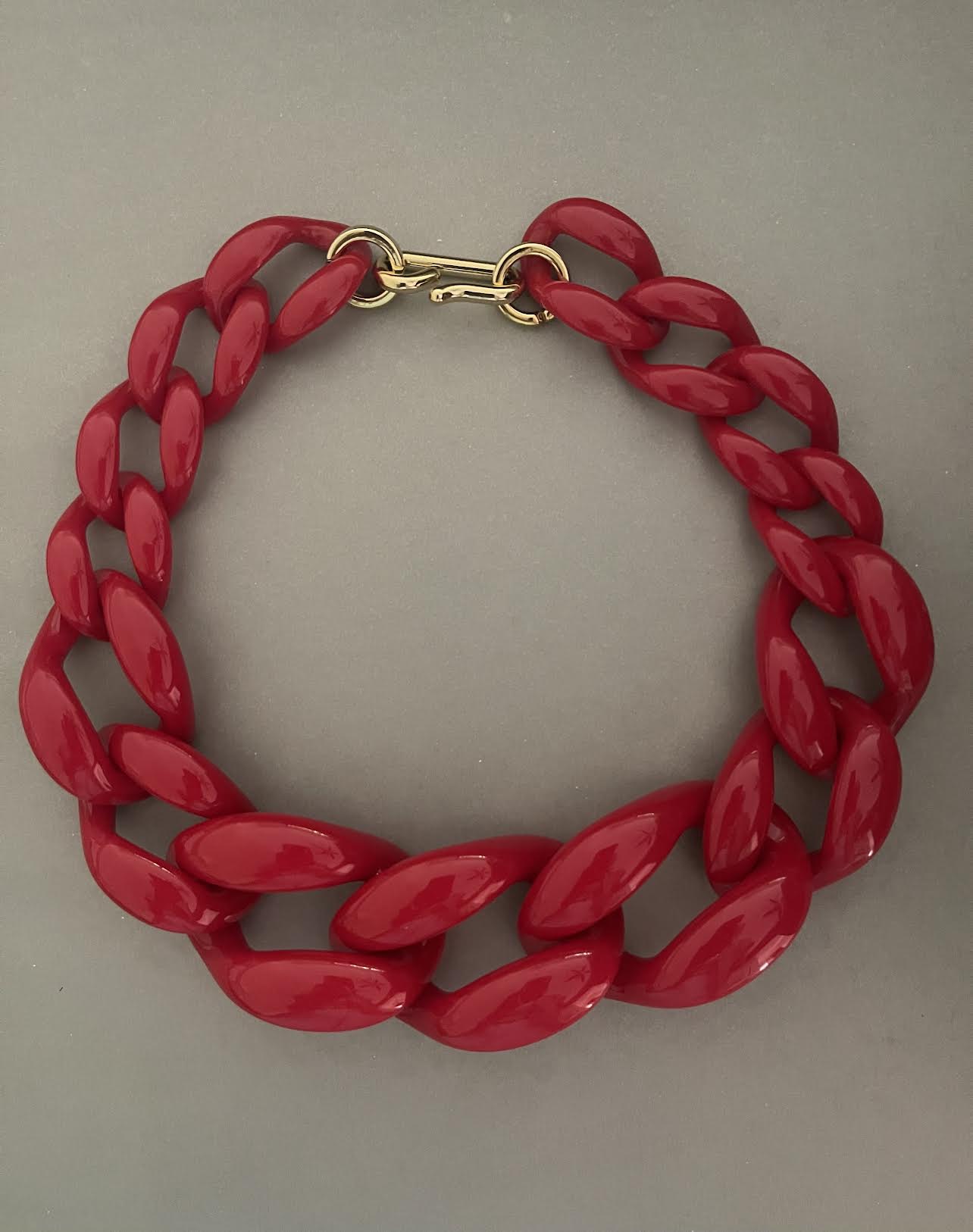 Collar Hippie Chic corto en  acrilico de alegre color rojo.