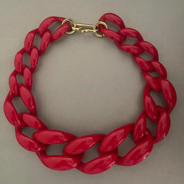 Collar Hippie Chic corto en  acrilico de alegre color rojo.