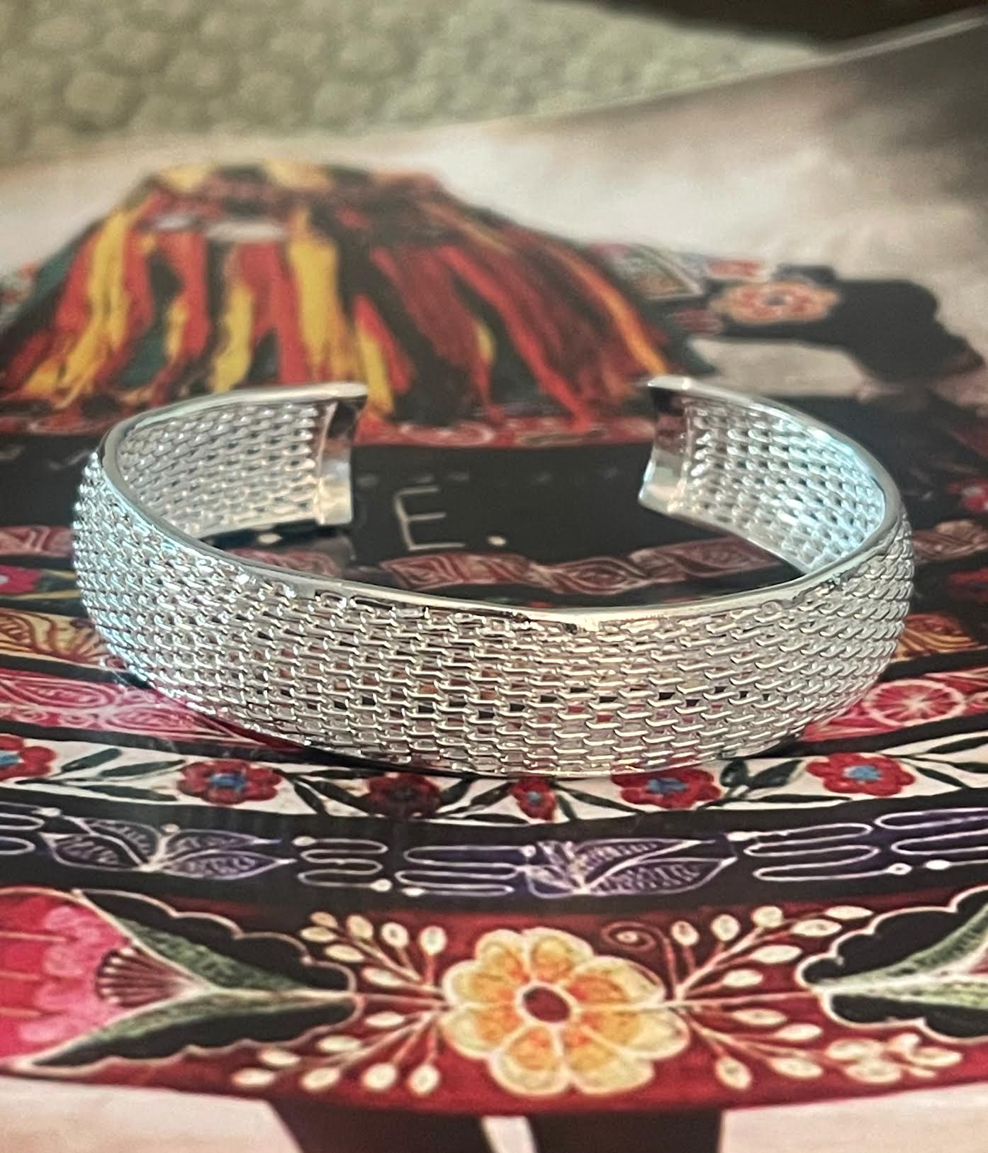 Pulsera Hippie Chic bañada en plata 925 con precioso tejido tipo malla, con apertura lo que la hace utiliozable para todio tipo de muñecas.