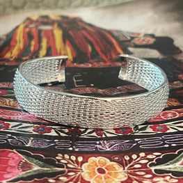 Pulsera Hippie Chic bañada en plata 925 con precioso tejido tipo malla, con apertura lo que la hace utiliozable para todio tipo de muñecas.