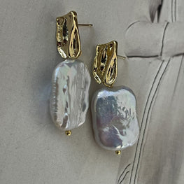 Aros Hippie Chic bañados en oro con elegante perla barroca natural blanca. Usalos de dia o de noche.