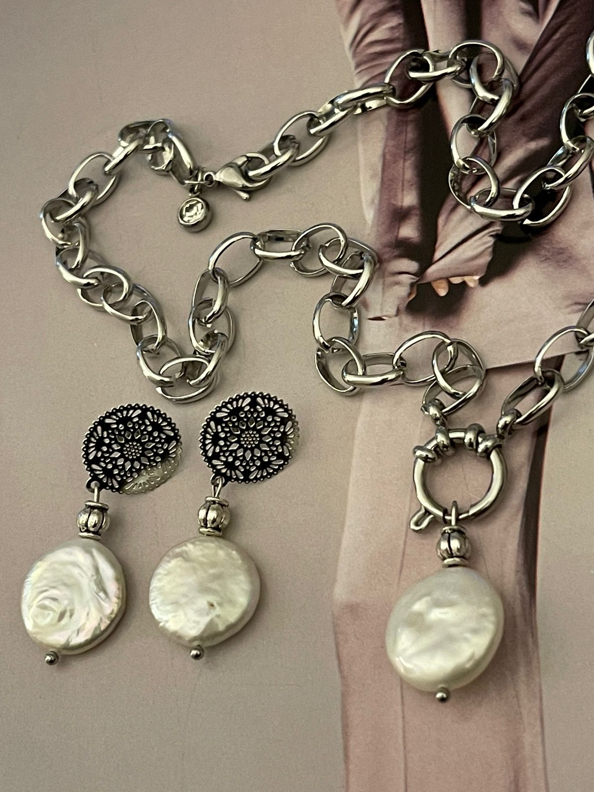 Conjunto de collar y aros en acero inoxidable plateado con perla natural barroca blanca.