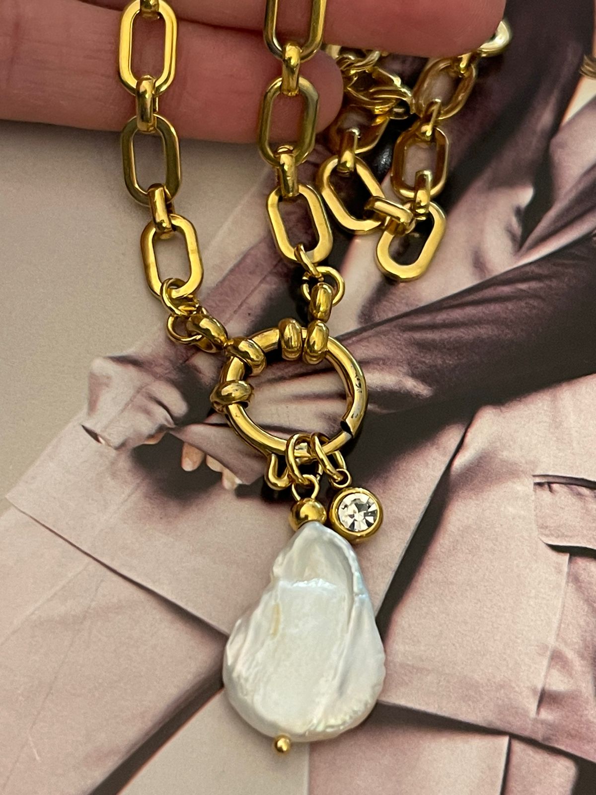 Collar Hippie Chic corto con cadena de acero inoxidable dorado y preciosa perla barroca natural blanca y punto de luz de cristal.