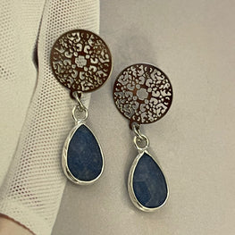 Aros Hippie Chic con linda piedra natural azul y base de acero inoxidable plateada.