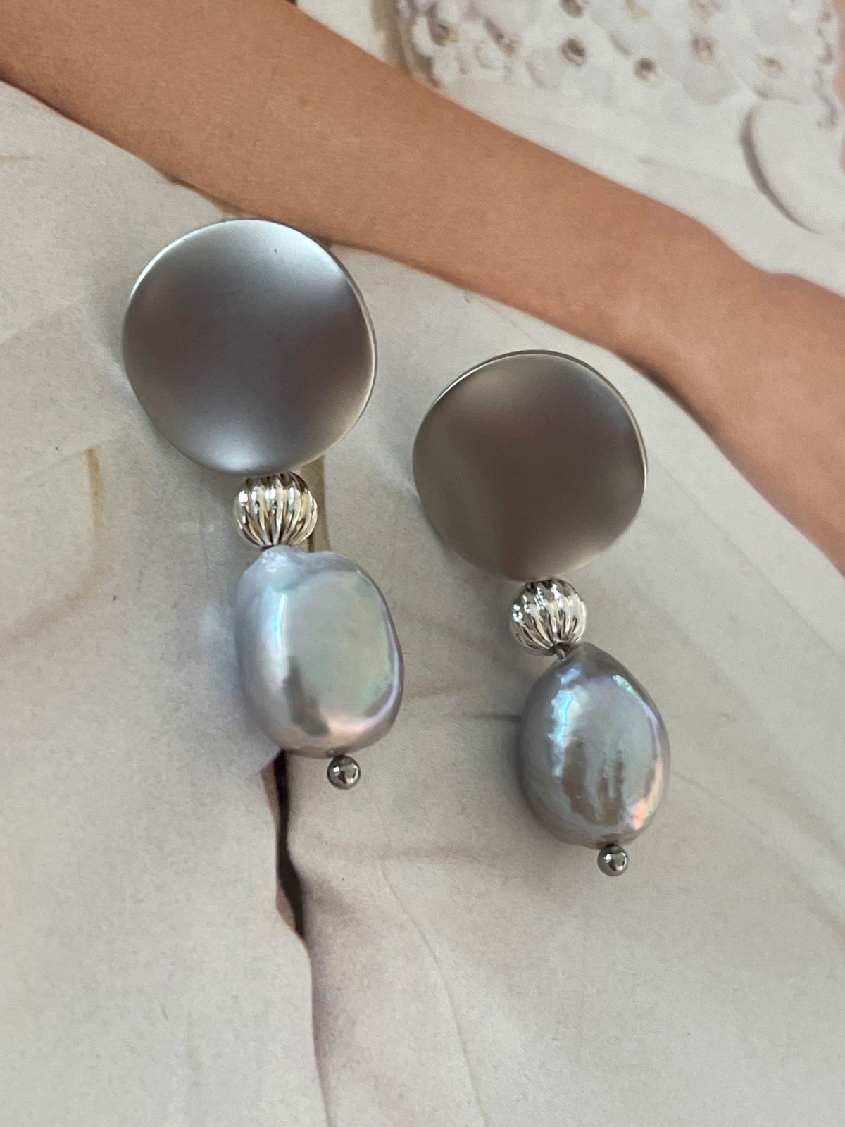 Aros Hippie Chic bañados en plata opaca, con delicada Perla de Agua Dulce gris claro.