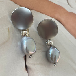 Aros Hippie Chic bañados en plata opaca, con delicada Perla de Agua Dulce gris claro.