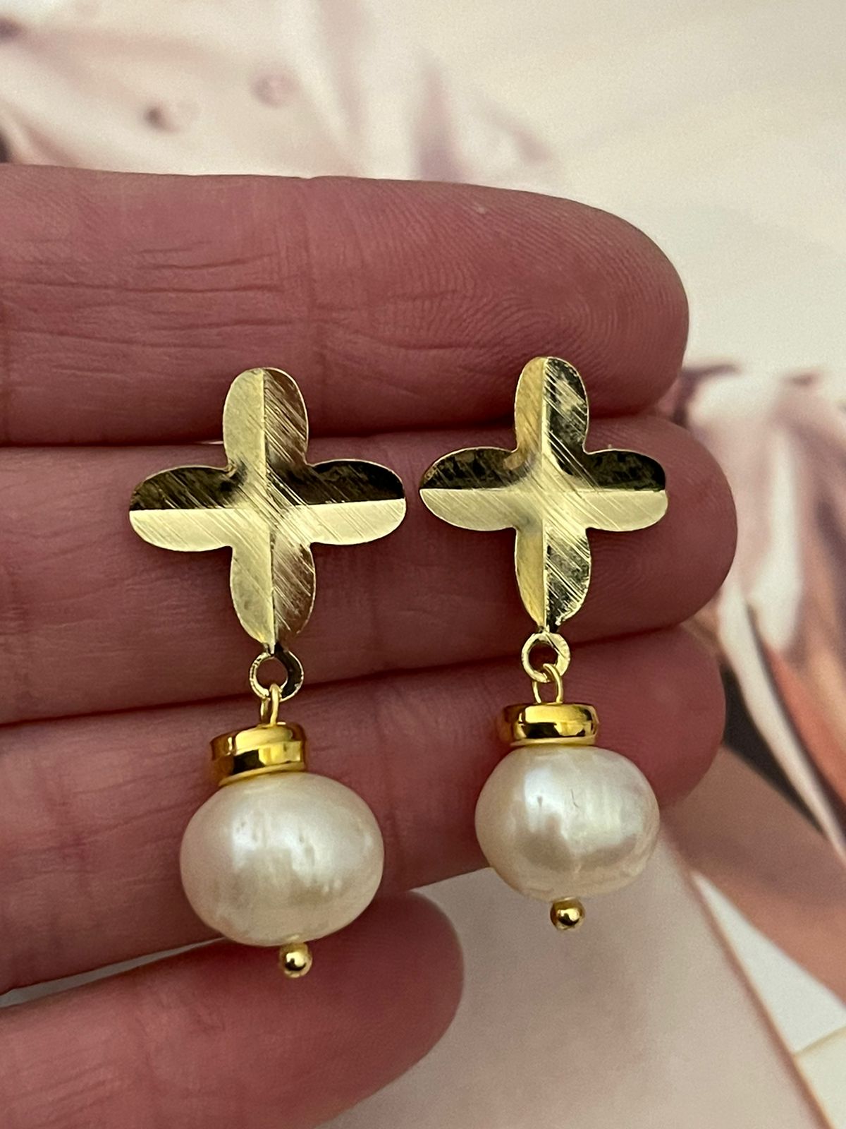 Aros Hippie Chic bañados en oro 18k y delicada perla blanca de agua dulce.