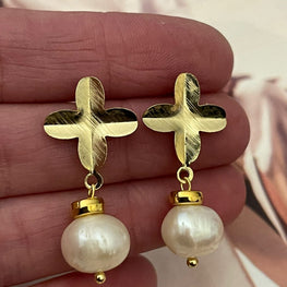 Aros Hippie Chic bañados en oro 18k y delicada perla blanca de agua dulce.