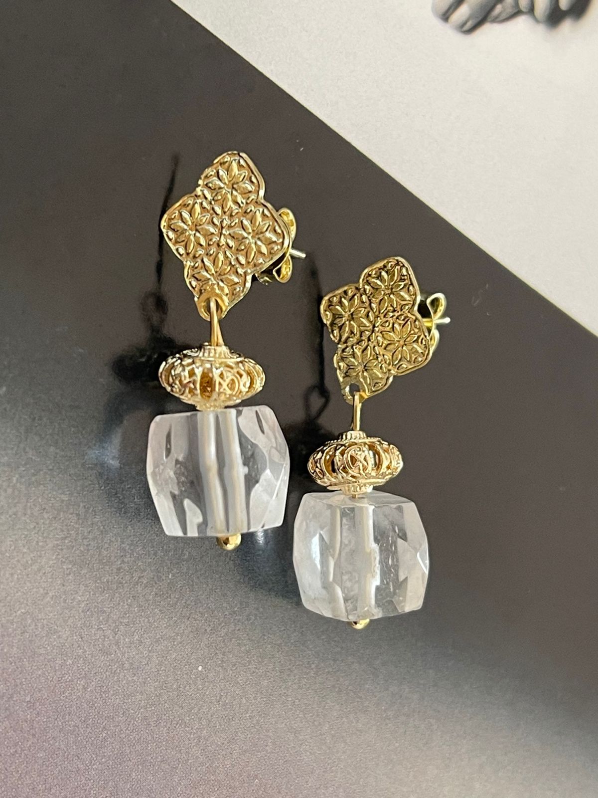 Aros Hippie Chic bañados en oro 18k con elegante cuarzo translusido facetado.