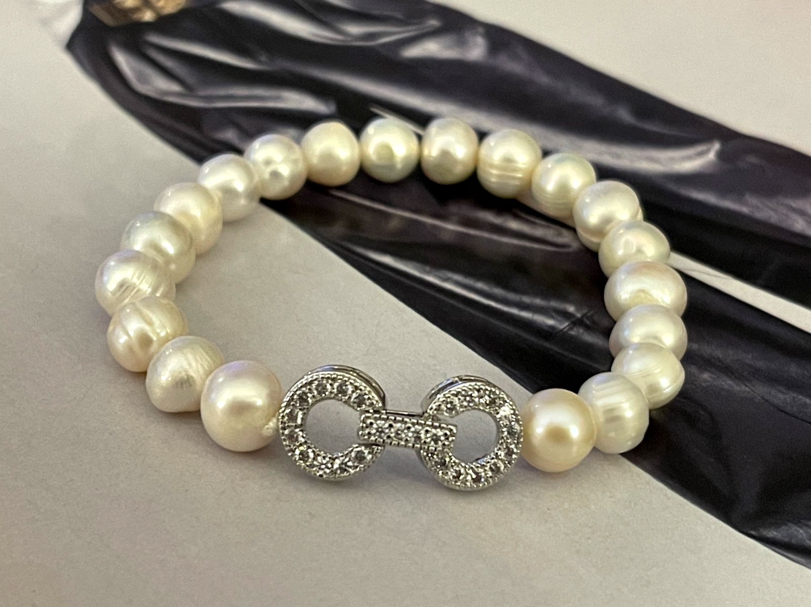 Pulsera Hippie Chic de perlas naturales blancas con elegante cierre de plata 925 y circones.