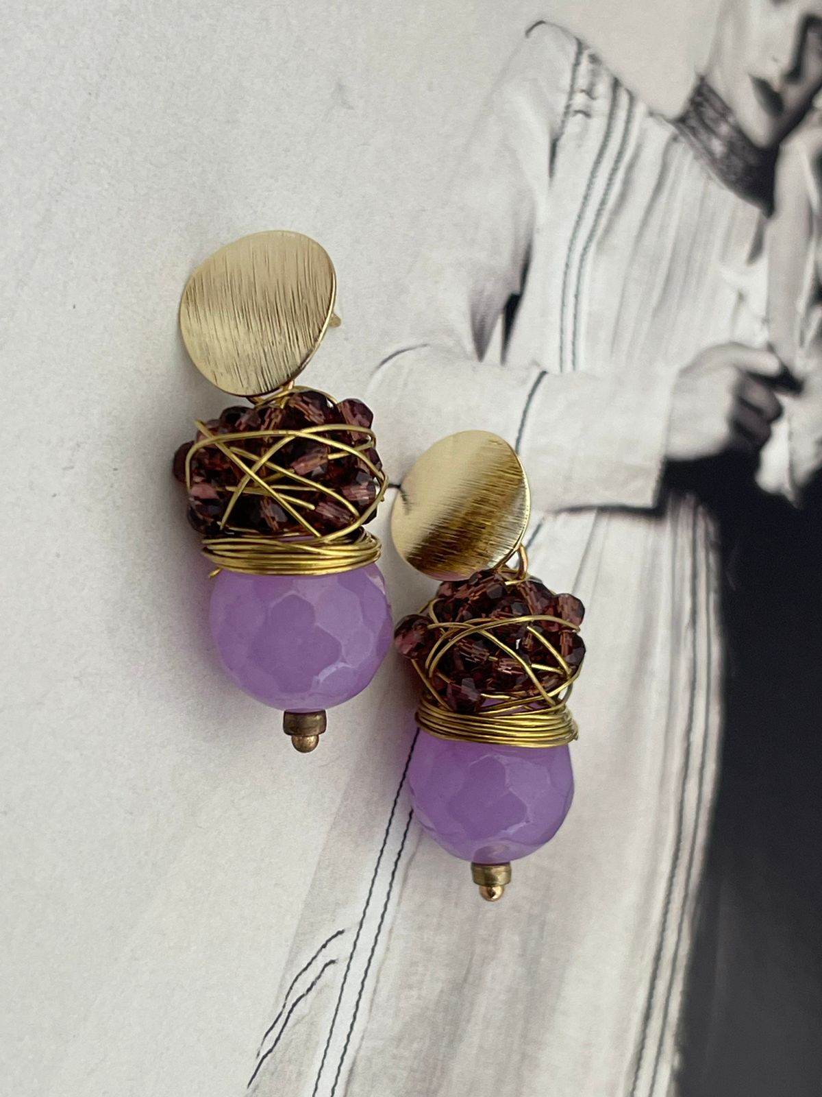 Aros Hippie Chic bañados en oro, piedra natural y cristales en delicados tonos lilas.