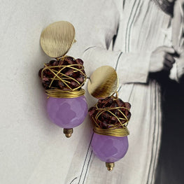 Aros Hippie Chic bañados en oro, piedra natural y cristales en delicados tonos lilas.