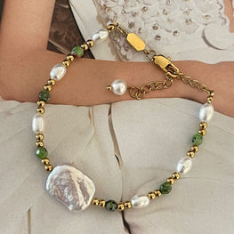 Pulsera Hippie Chic de preciosa Perla Barroca, piedras de agua dulce con base de acero inoxidable dorado..