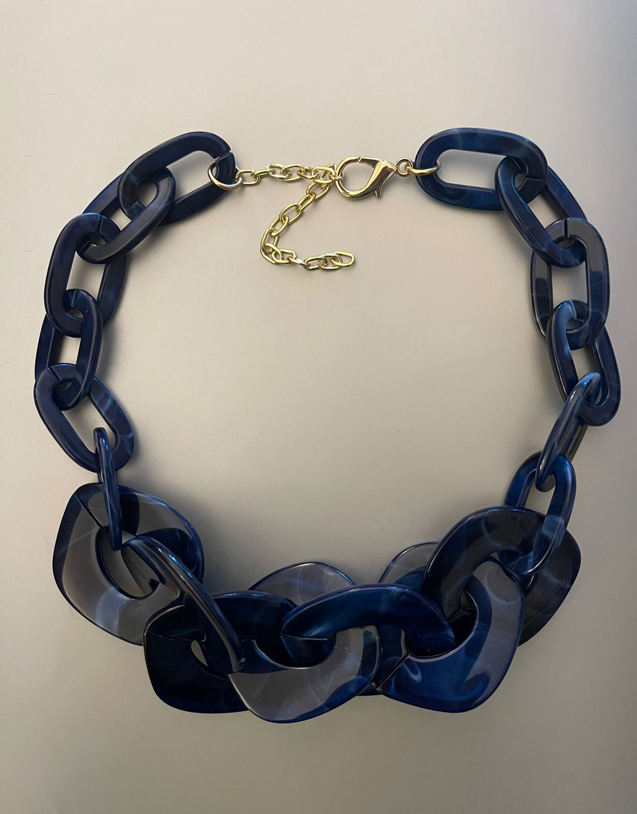 Collar Hippie Chic corto de acrilico en elegantes tonos azules.