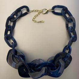 Collar Hippie Chic corto de acrilico en elegantes tonos azules.