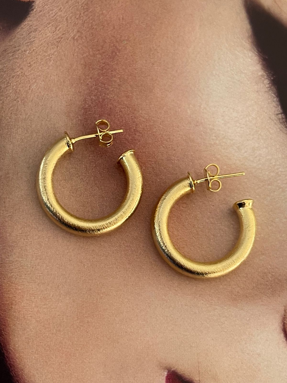 Aros Hippie Chic bañados en oro 18K satinado.