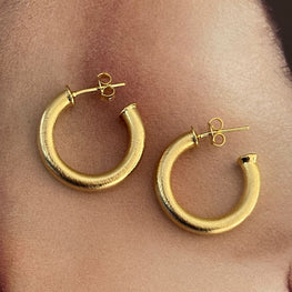 Aros Hippie Chic bañados en oro 18K satinado.