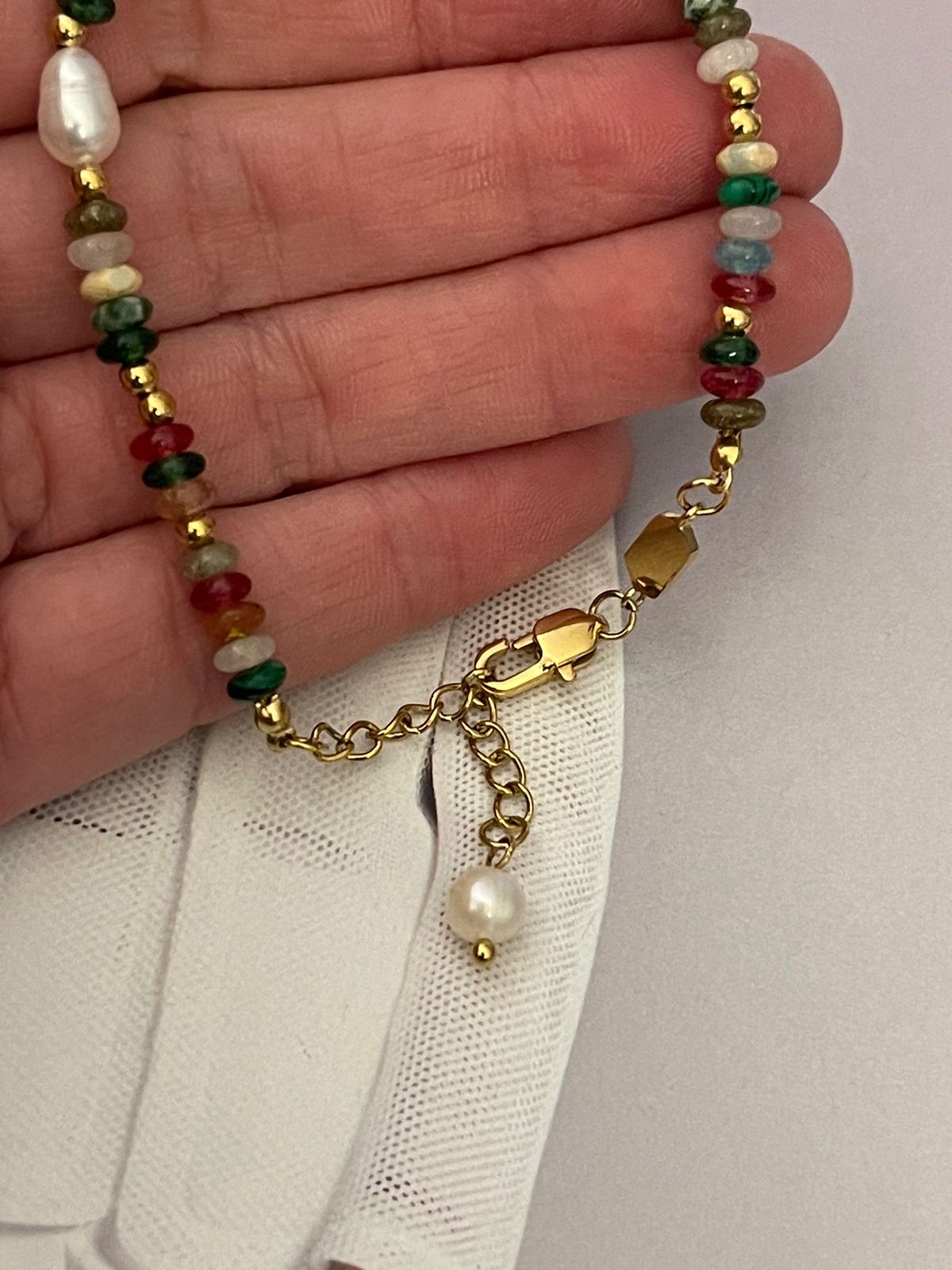 Pulsera Hippie Chic con coloridas piedras naturales y perlas  blancas de agua dulce. base de acero inoxidable dorado.