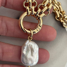 Collar Hippie Chic corto de acero dorado con preciosa perla barroca natural blanca.