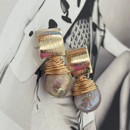 Aros Hippie Chic bañados en oro con preciosa perla barroca en tonos pasteles y grises.