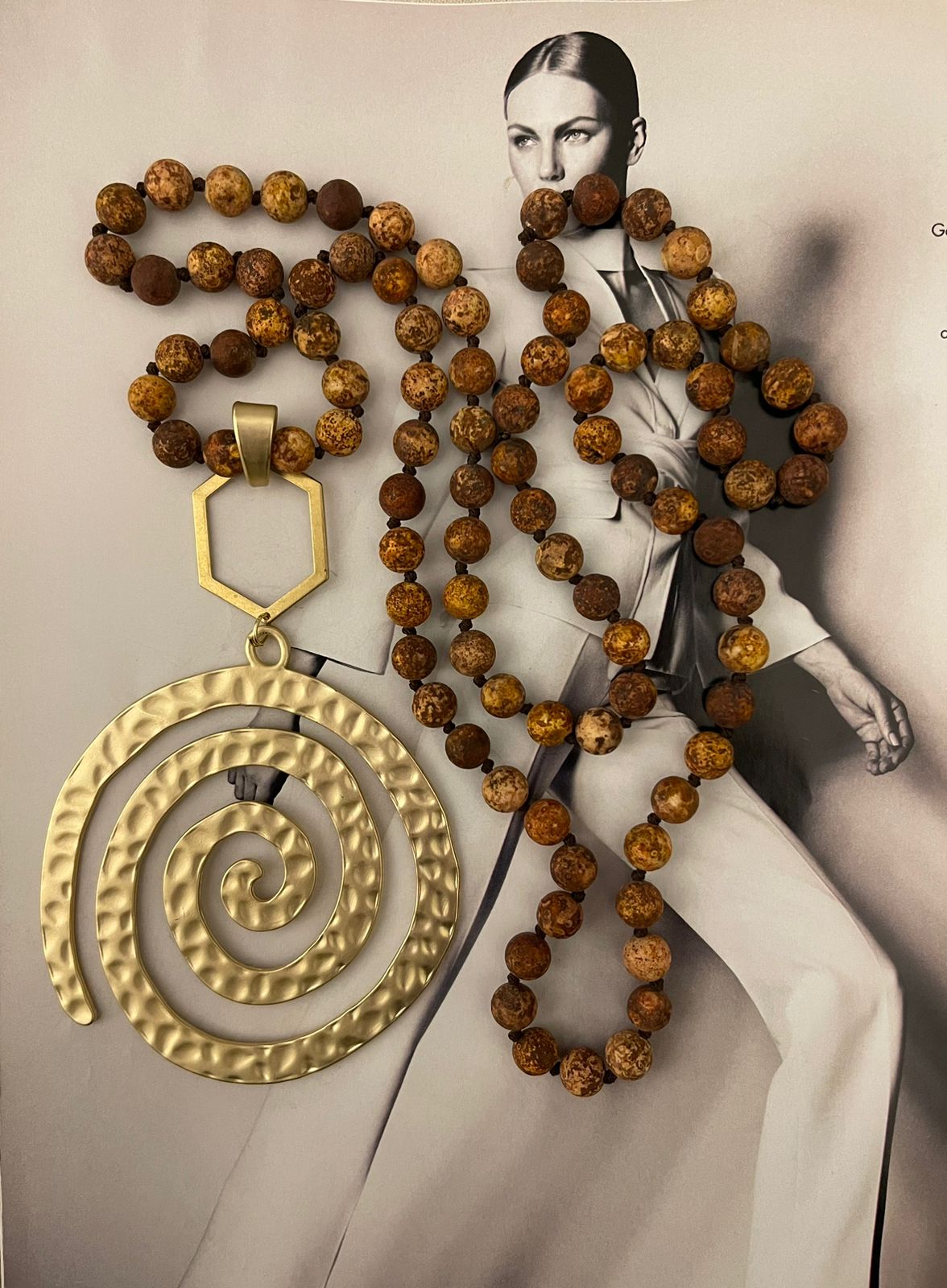 Collar Hippie Chic de piedras anudadas en tonos marron,  con colgante bañado en oro opaco.
