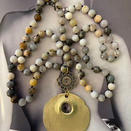 Collar Hippie Chic largo de piedras anudadas en tonos tierra y precioso colgante dorado opaco.