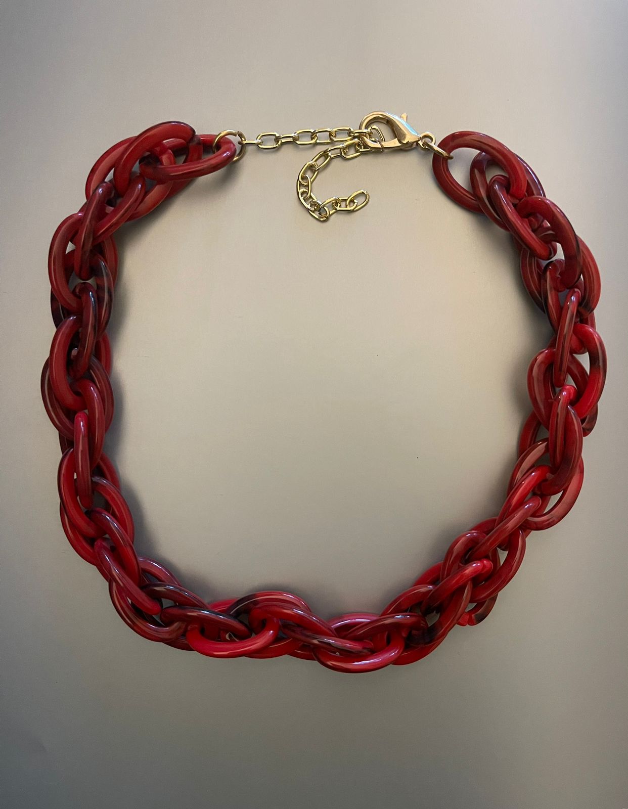 Collar Hippie Chic corto en acrilico de alegres tonos rojos, circulos pequeños