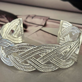 Pulsera Hippie Chic de plata 925 con precioso trenzado. Ajustable a todo tipo de muñecas.