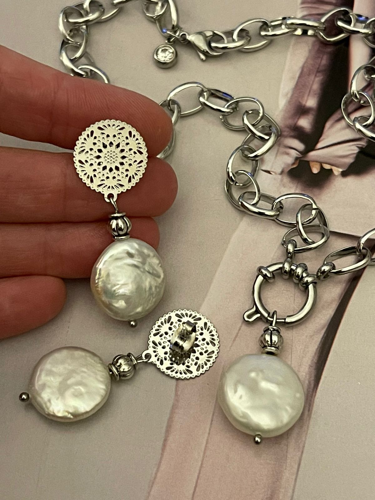 Conjunto de collar y aros en acero inoxidable plateado con perla natural barroca blanca.