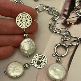 Conjunto de collar y aros en acero inoxidable plateado con perla natural barroca blanca.