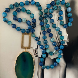 Collar Hippie Chic largo de piedras Agatas en tonos azules y precioso colgante con borde dorado.