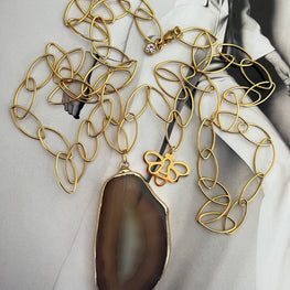 Collar Hippie Chic largo con cadena de grandes eslabones en acero inoxidable dorado, detalle de abeja en acero y precioso colgante de piedra Agata natural.
