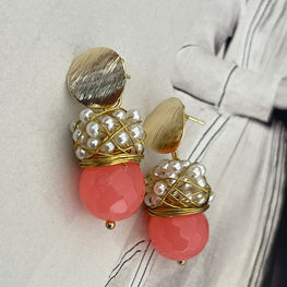 Aros Hippie Chic bañados en oro con alegre piedra natural en tonos damasco y perlitas bijoux blancas.