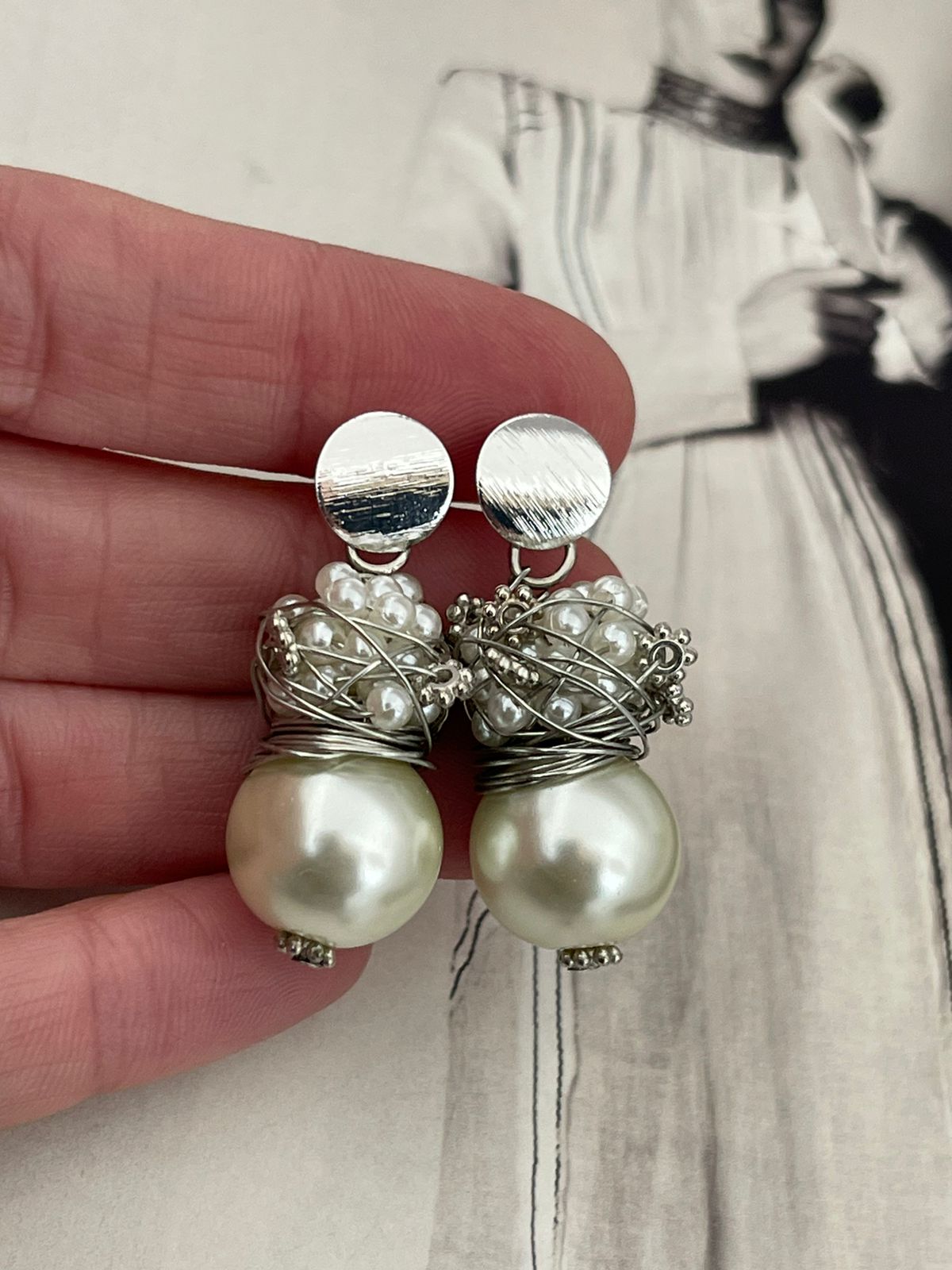 Aros Hippie Chic de elegantes perlas blancas bijoux y base bañada en plata. Usalos de dia o de noche.
