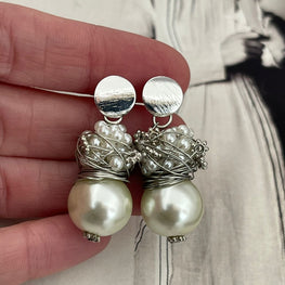 Aros Hippie Chic de elegantes perlas blancas bijoux y base bañada en plata. Usalos de dia o de noche.