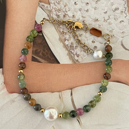 Pulsera Hippie Chic de Perlas de agua dulce y piedras de coloridas Turmalinas con base de acero inoxidable dorado.