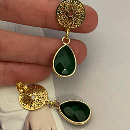 Aros Hippie Chic con preciosa piedra natural verde  y base de acero inoxidable dorado.