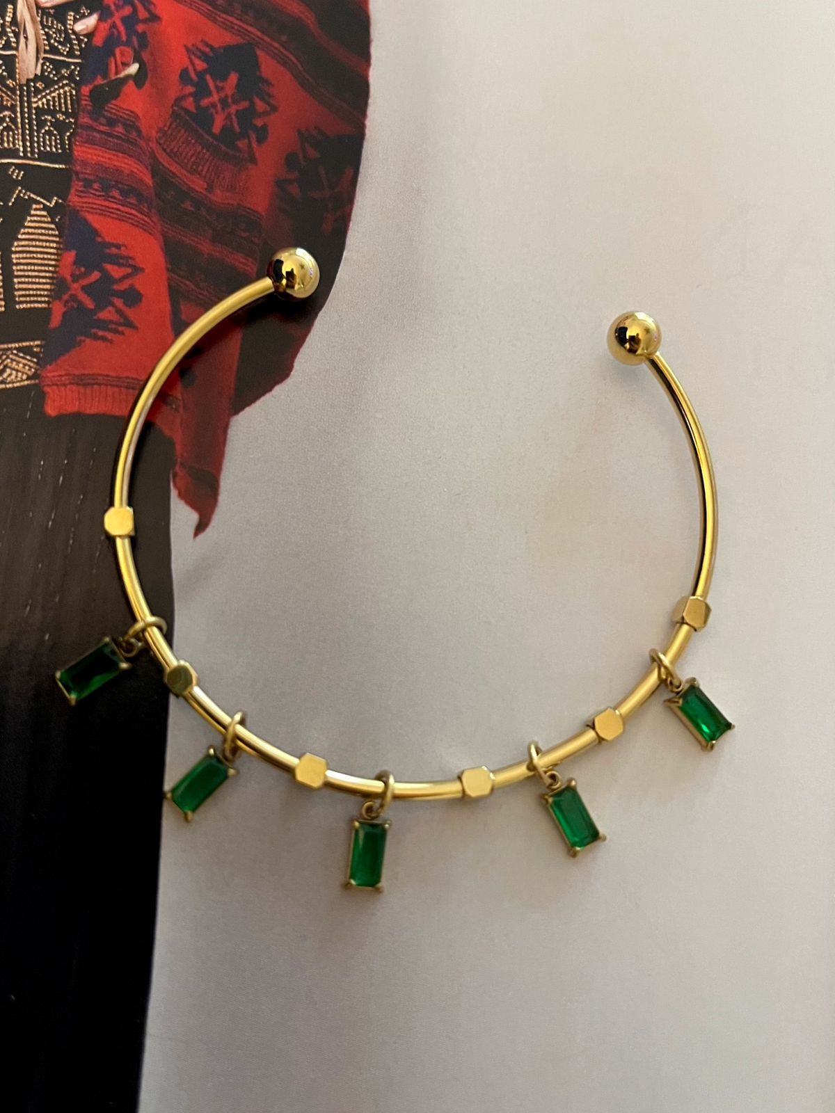 Pulsera Hippie Chic con base de acero inoxidable dorado preciosos cristales verdes.