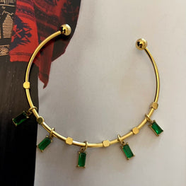 Pulsera Hippie Chic con base de acero inoxidable dorado preciosos cristales verdes.