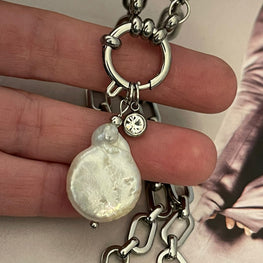 Collar Hippie Chic corto con cadena de acero inoxidable plateado, preciosa perla barroca natural blanca y punto de luz de cristal.