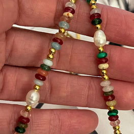Collar Hippie Chic de delicadas  y coloridas piedras natuales planas y perlas de agua dulce con cadena de acero inoxidable dorado.