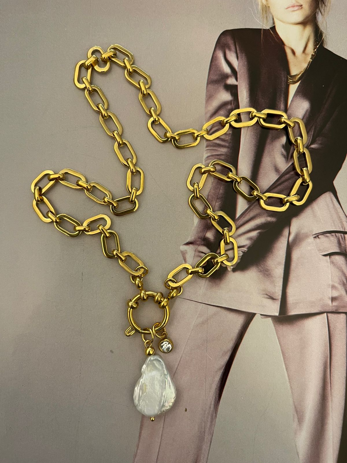 Collar Hippie Chic corto con cadena de acero inoxidable dorado y preciosa perla barroca natural blanca y punto de luz de cristal.